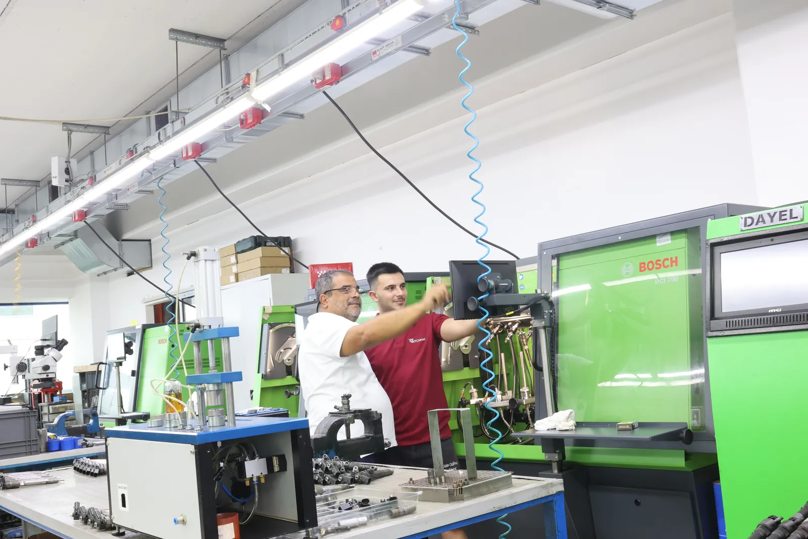 Bosch DCI 700 tezgâhında test hazırlığı yapan teknisyenler
