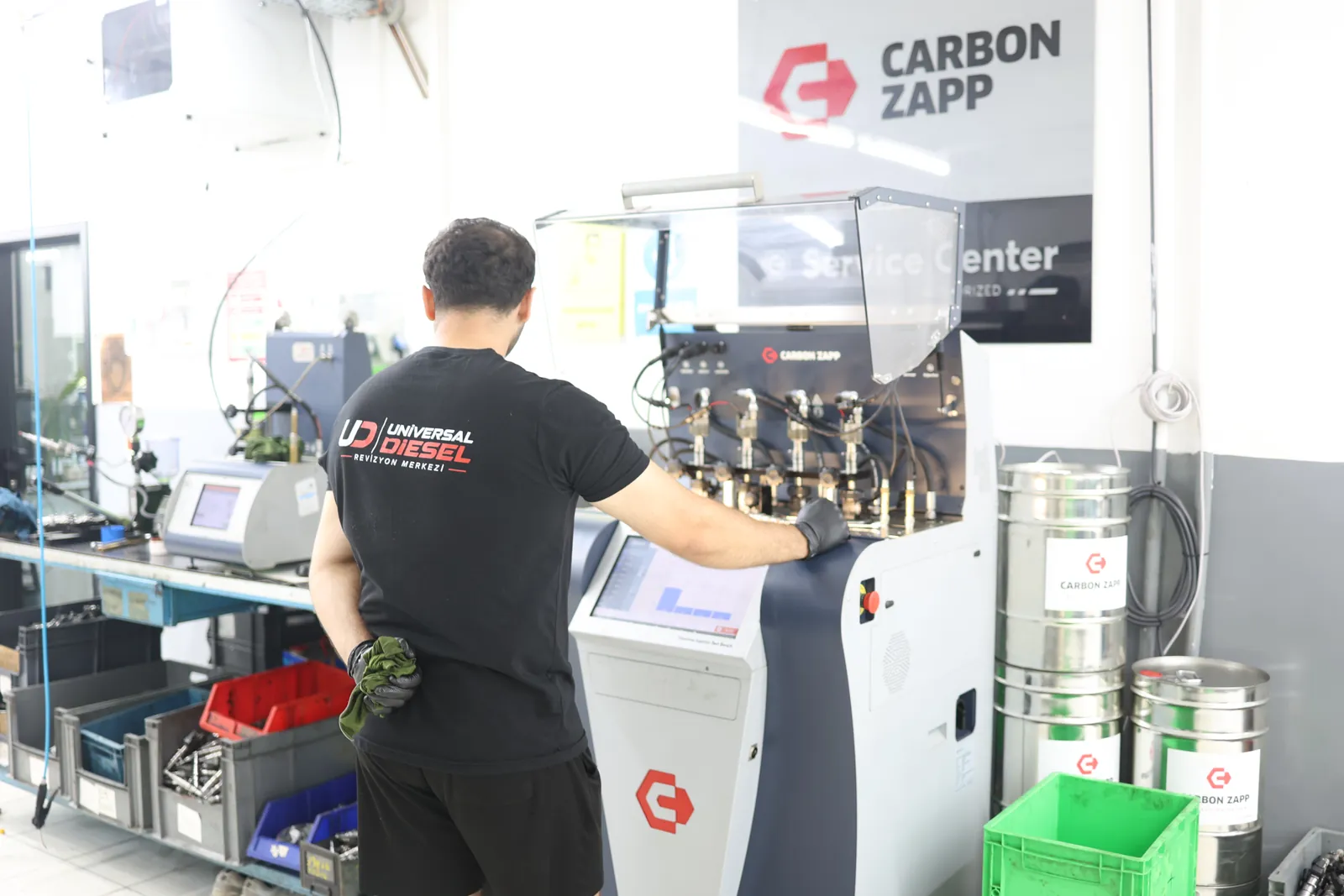Carbon Zapp test istasyonunda çalışan teknisyen