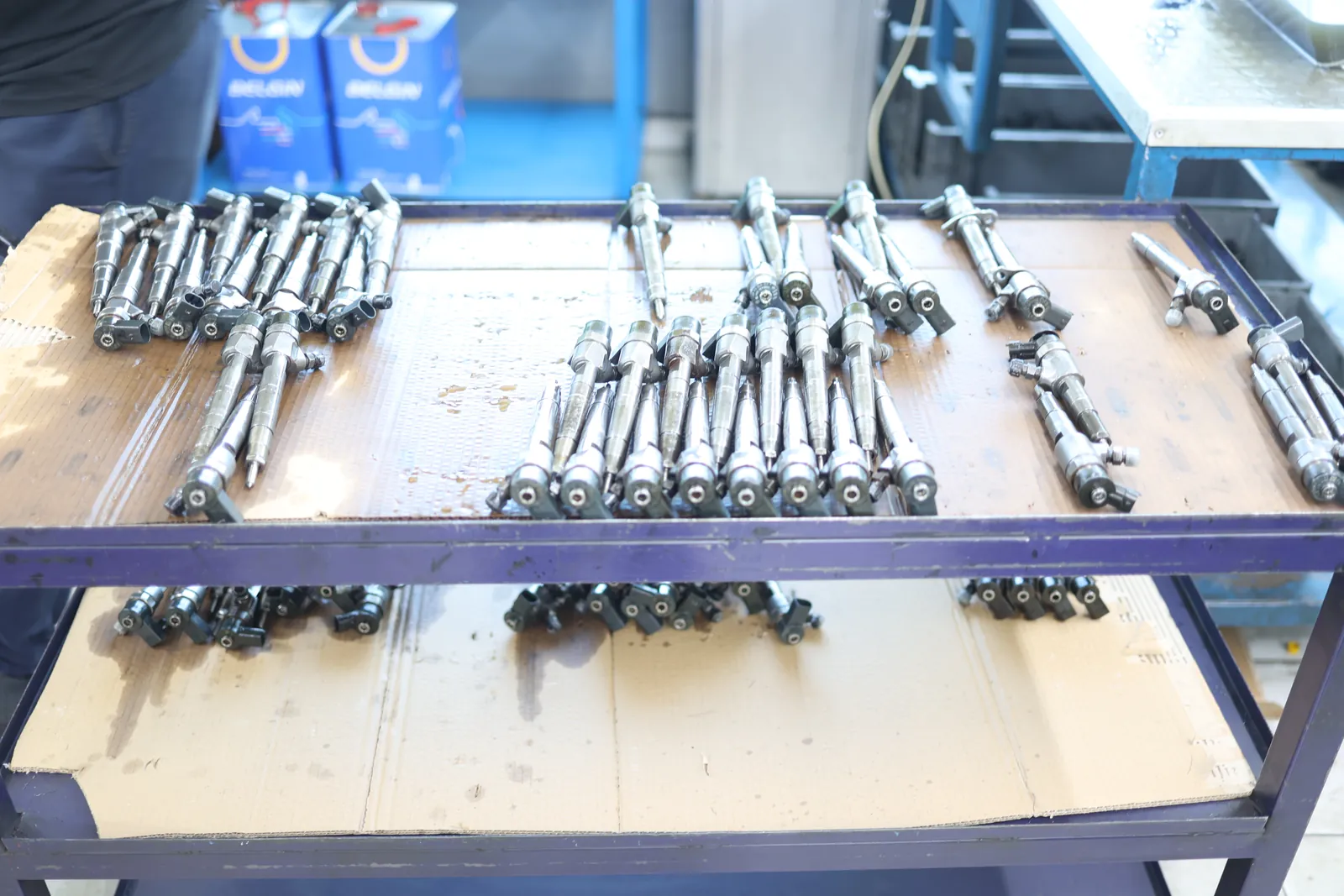 Yüzey hazırlığı sonrası sıralanmış temizlenmiş common rail enjektörler