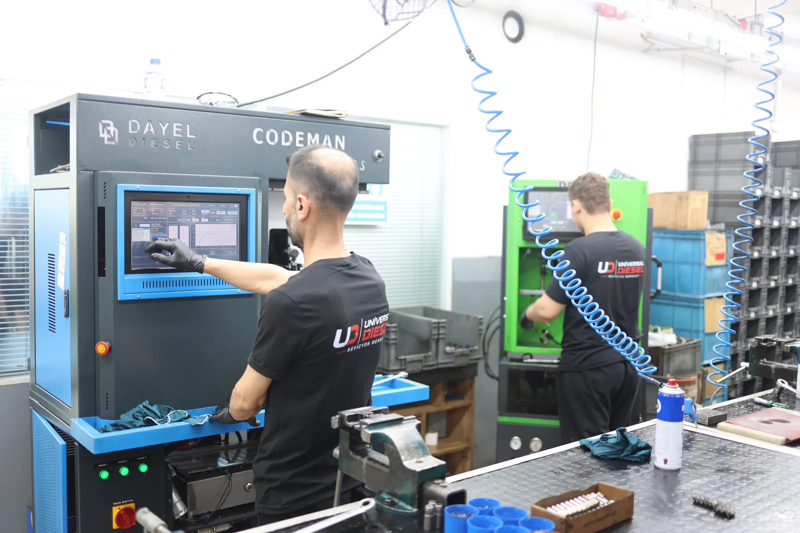 DAYEL Codeman enjektör kodlama istasyonunda teknisyen