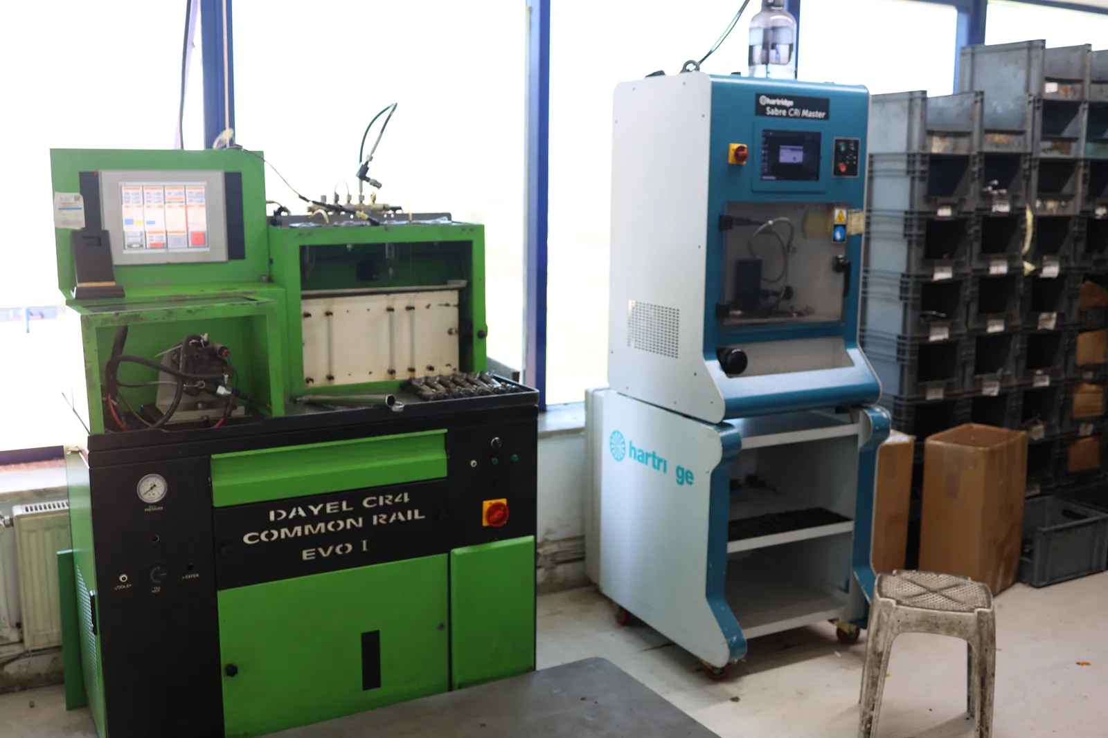 Hartridge Sabre CRi Master yanında DAYEL CR4 Common Rail EVO-i tezgâhı