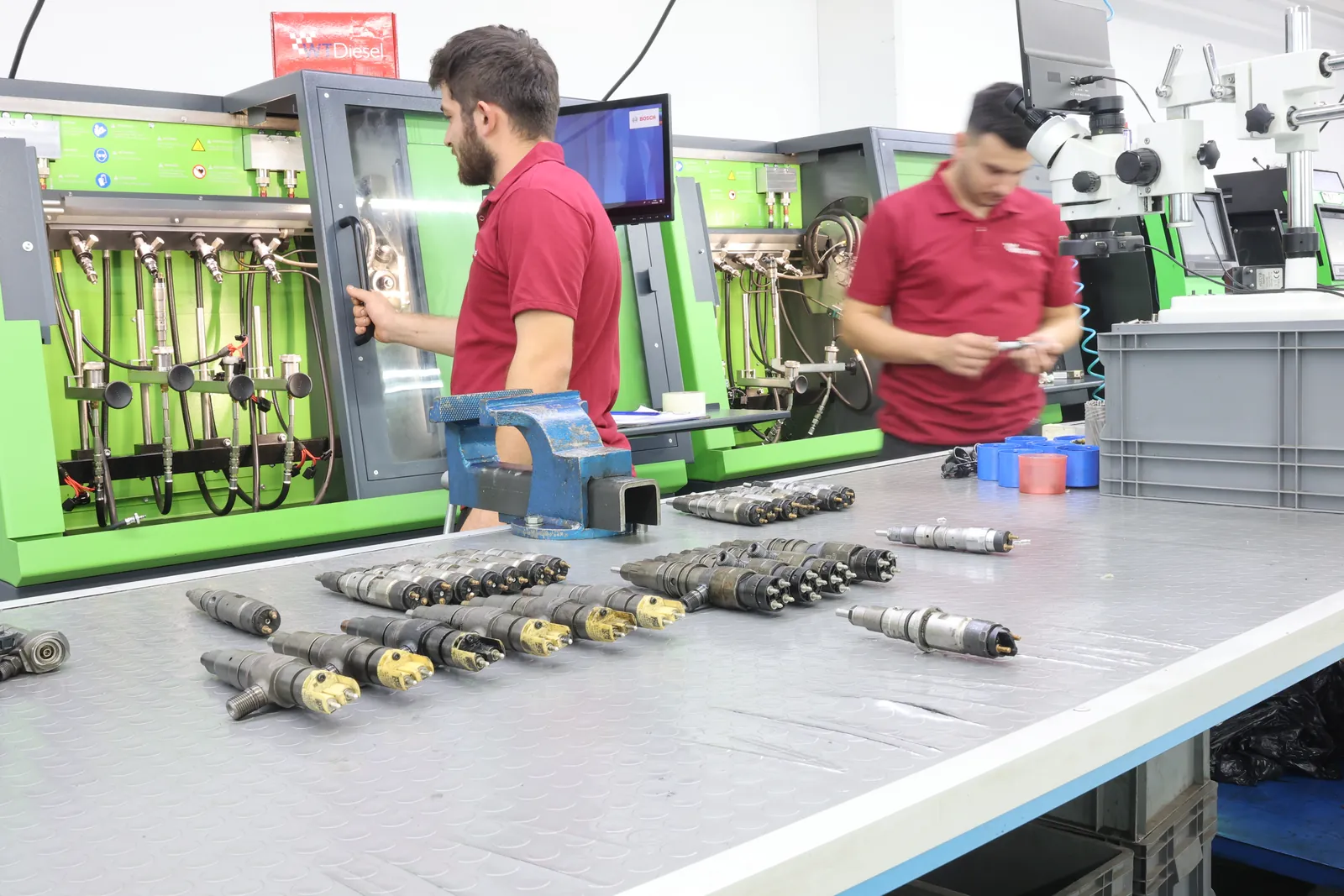 Komponent incelemesi için çalışma tezgâhına dizilmiş sökülmüş enjektör setleri