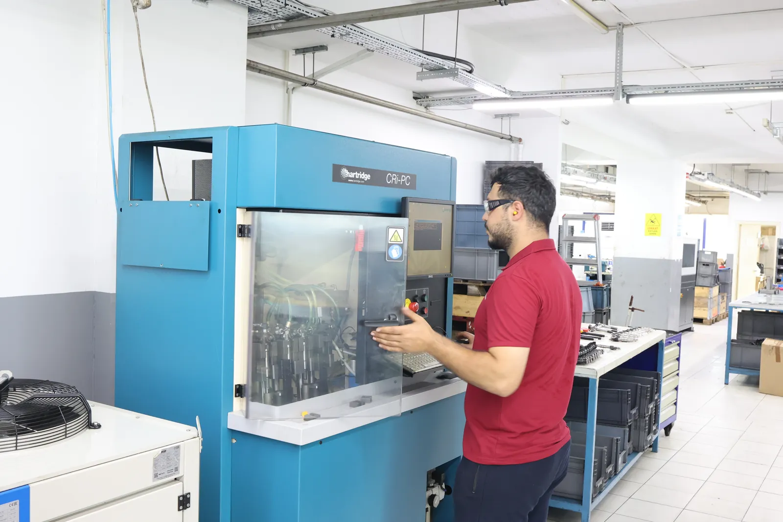 Teknisyen Hartridge CRi-PC common rail enjektör test tezgâhını kullanıyor