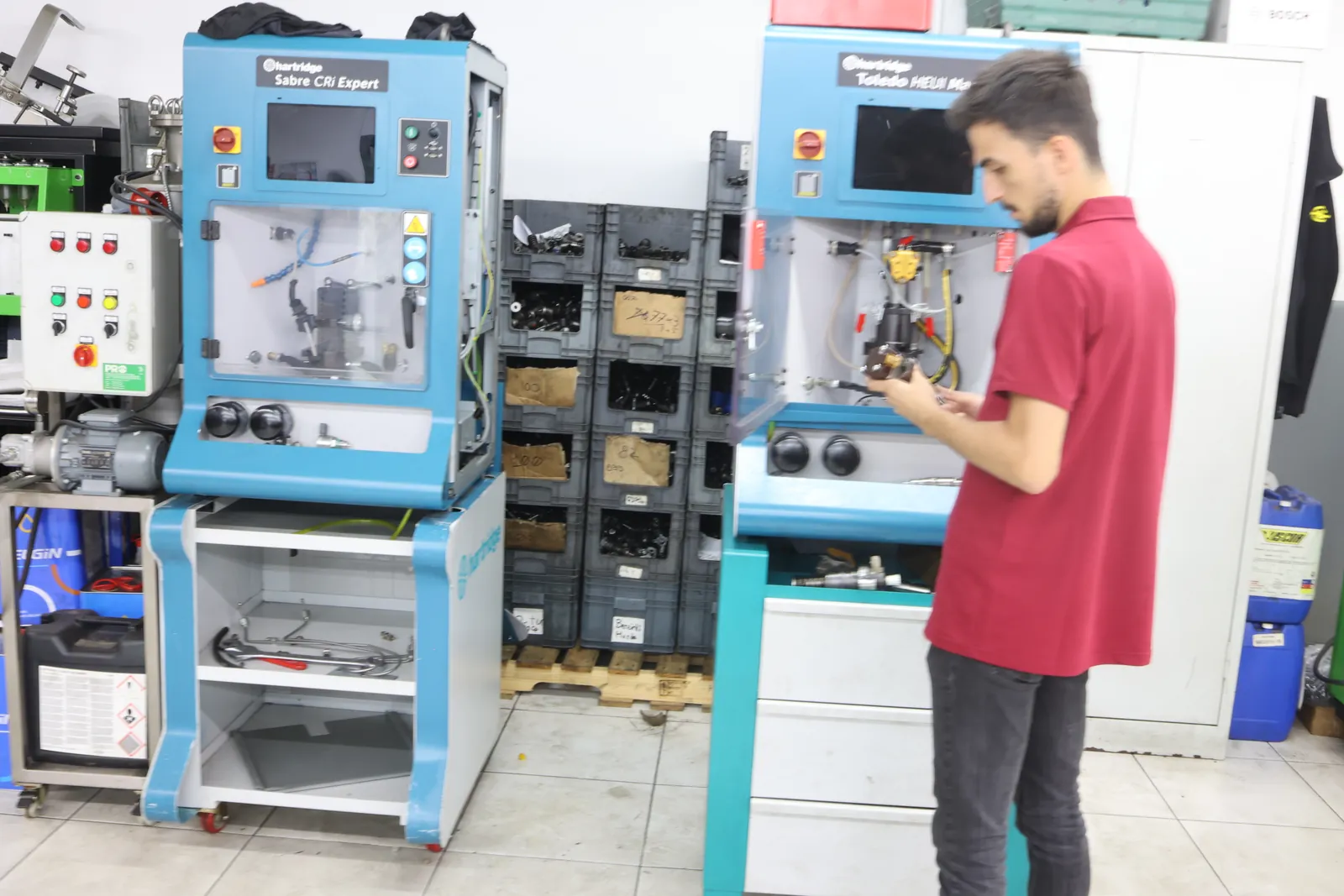 Teknisyenle birlikte Hartridge Sabre CRi Expert ve Toledo HEUI Master istasyonları