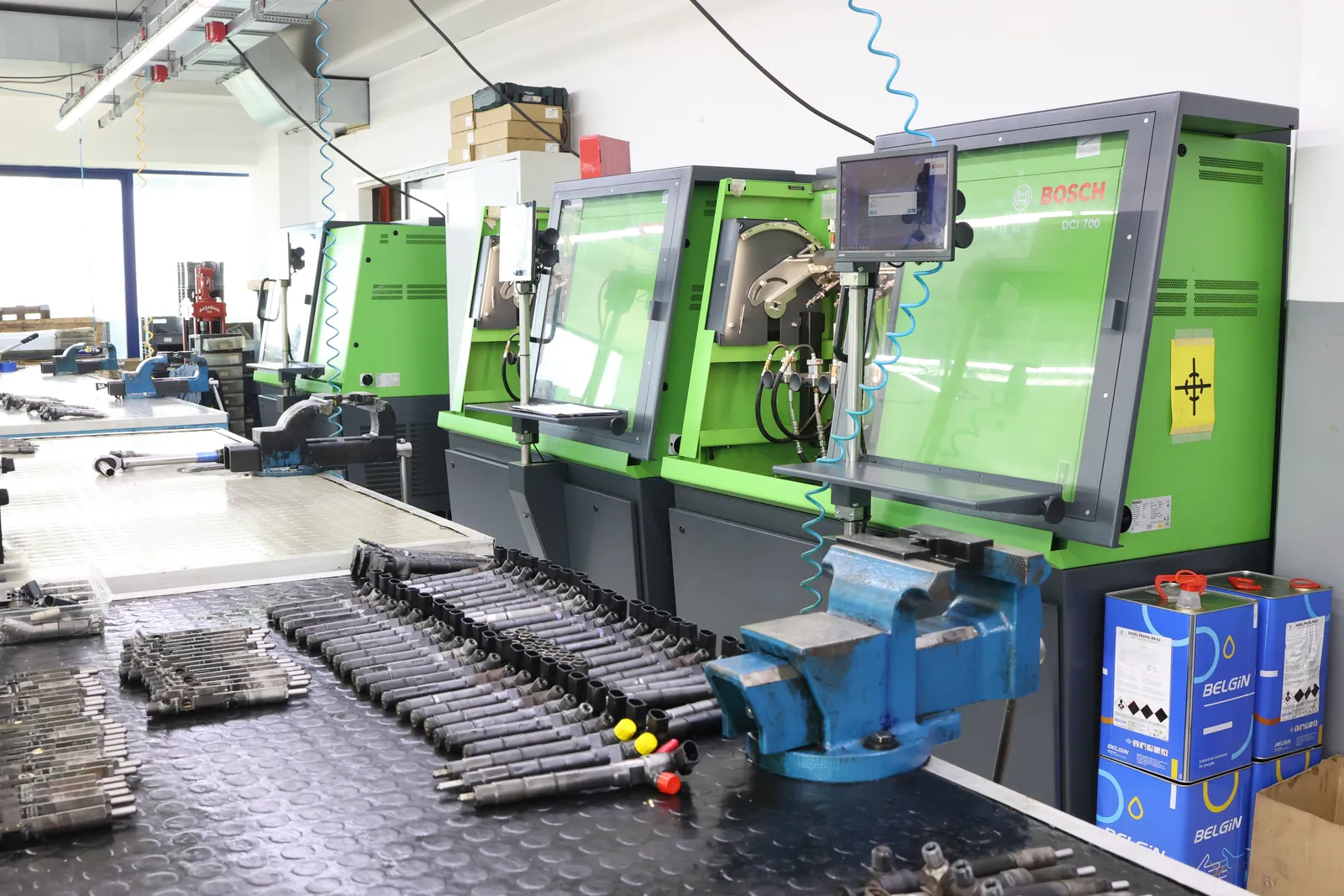 Test öncesi tezgâh rayında sıralanmış common rail enjektörler